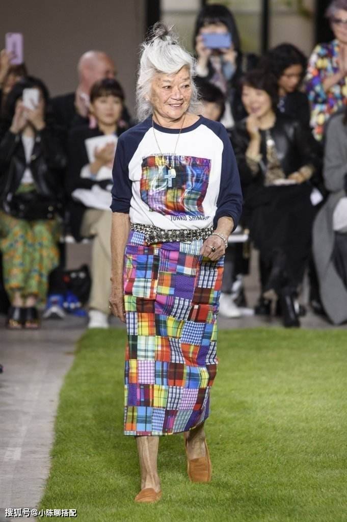 套装 80岁微胖奶奶老去之后照样时髦,满头白发也能穿出优雅气场