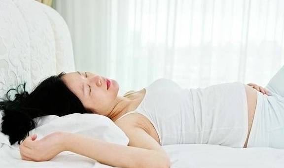 严重|孕妇睡觉的4个动作，每个都可能会影响胎儿健康，要尽量避免