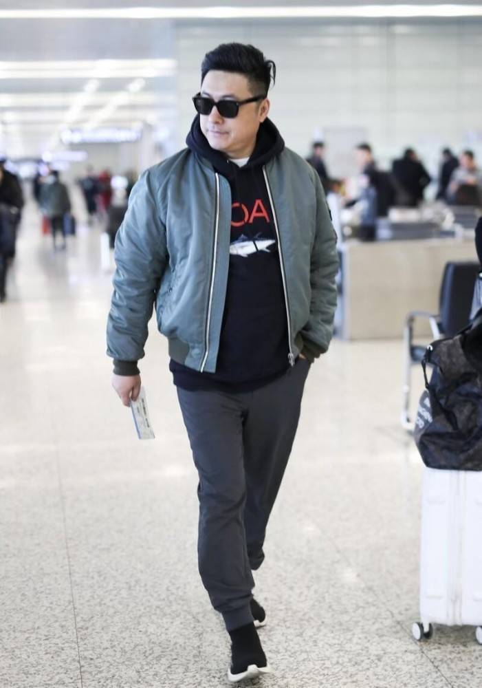 王岳伦 王岳伦和女友出行挺高调，穿针织衫配运动裤，有中年休闲感了