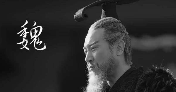 曹仁虽然能轻易地搞定侯音,但面对关羽时,他却并没占上什么便宜,反而