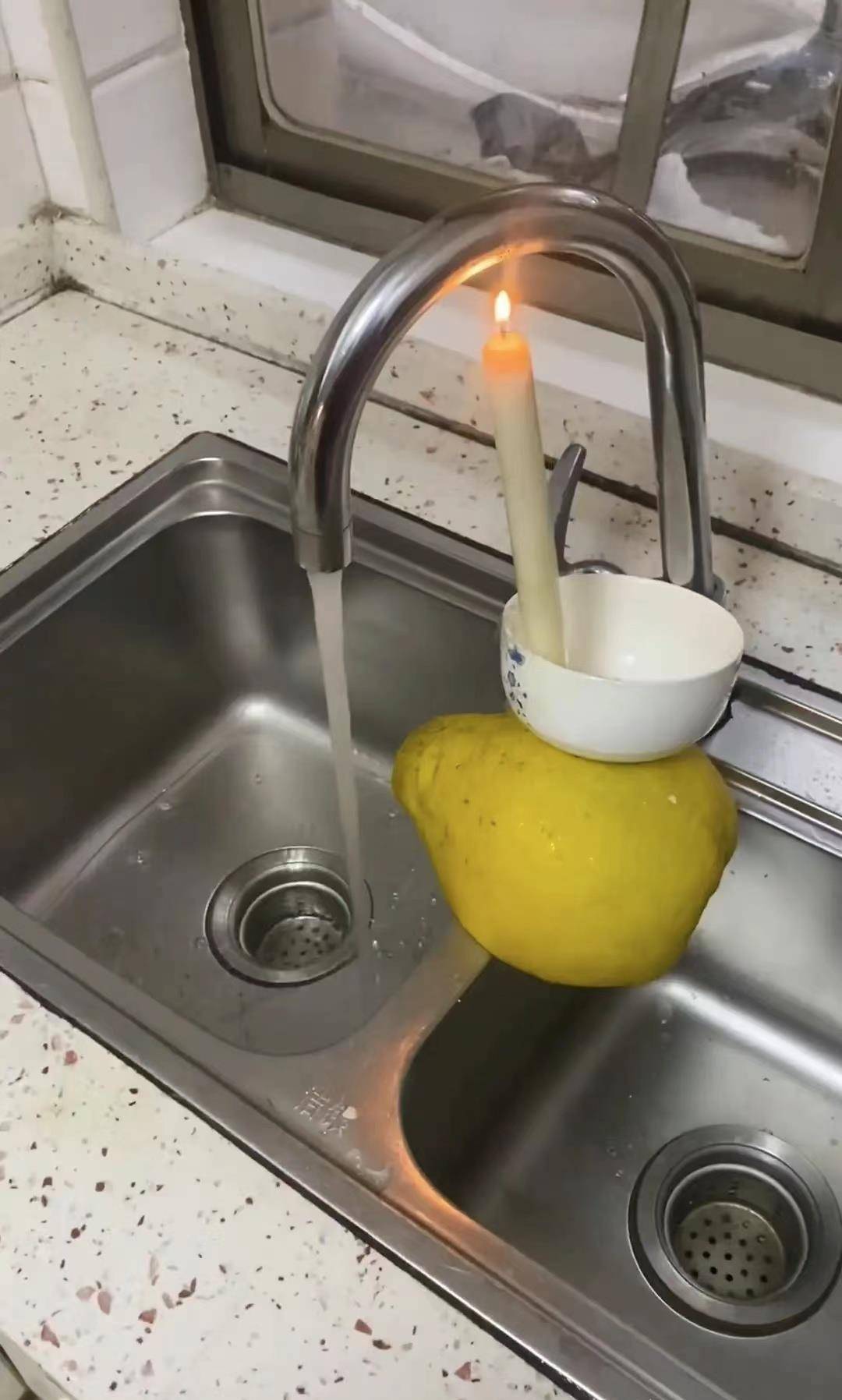 广东一小伙子用蜡烛充当烧水器 网友 小伙子想象力太丰富了 燃烧 热水 龙头