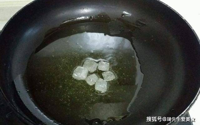 原創水炒糖色時用白糖還是冰糖廚師說漏嘴以後可別再用錯了