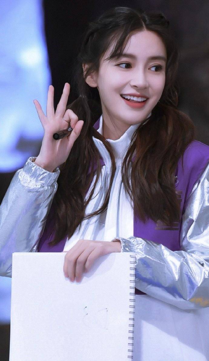 长发31岁杨颖学41岁陈乔恩扮嫩,挑战同款双马尾,这次是当了妈的赢了