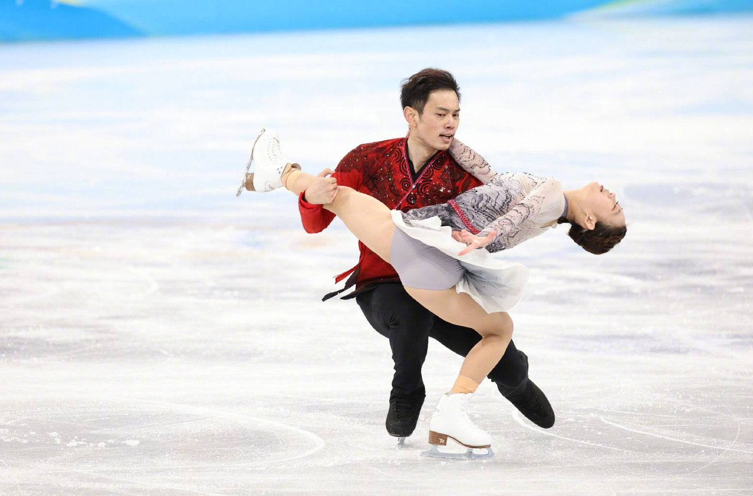 彭程金杨演绎国风曲目《夜宴》 仙气满满气宇不凡