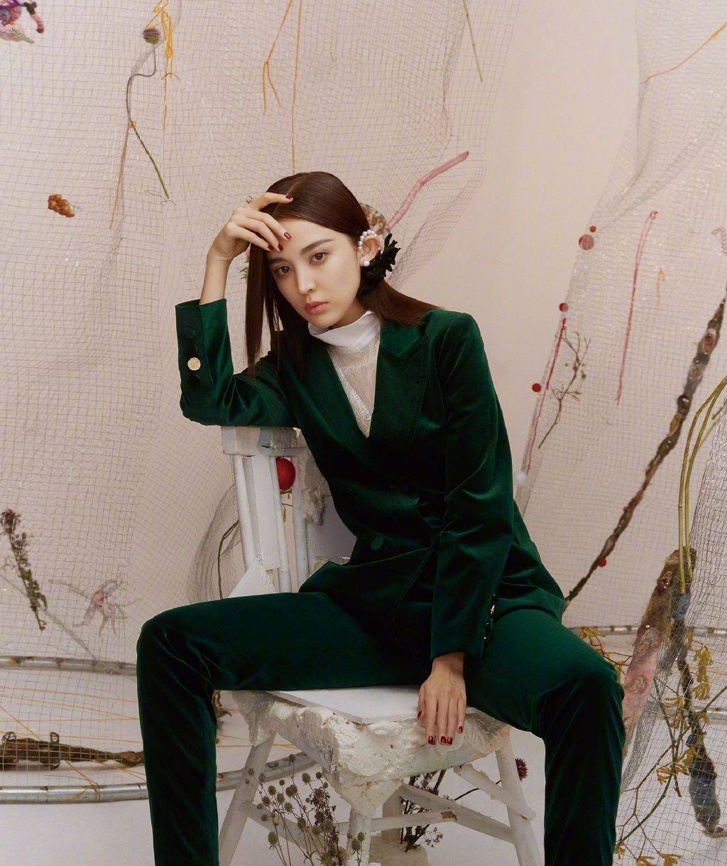 古力娜扎真拼黑色v领廓形裙短到臀部曲腿坐更是撩人十足