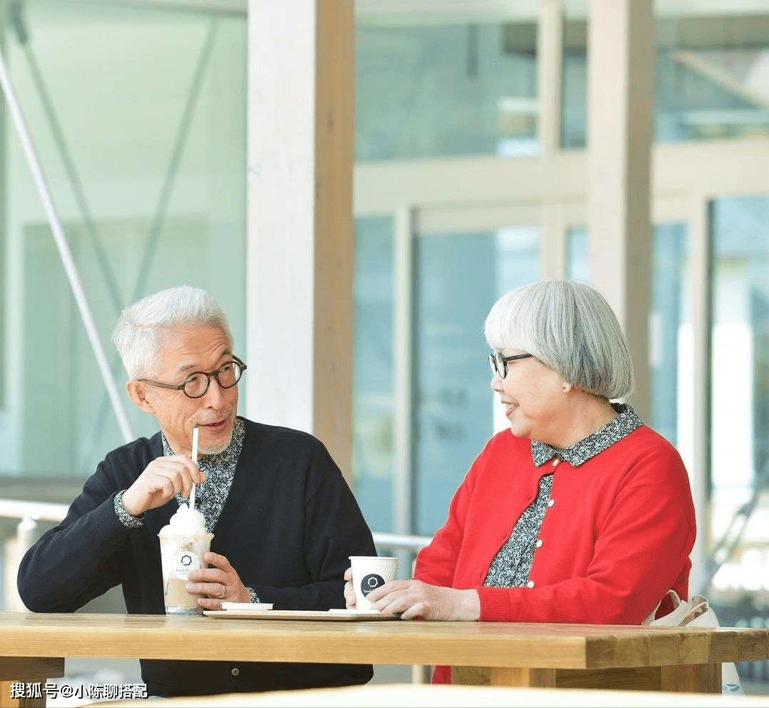 服装 老年人就该穿大红大绿，学学这位60岁奶奶，显年轻的秘诀都在这里