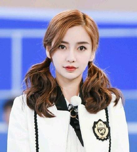 长发31岁杨颖学41岁陈乔恩扮嫩,挑战同款双马尾,这次是当了妈的赢了