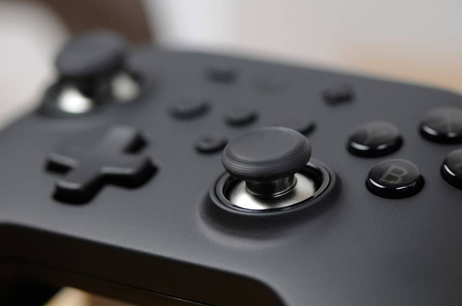 操作丝滑手感棒，自带宏定义！谷粒金刚2 Pro手柄试玩体验