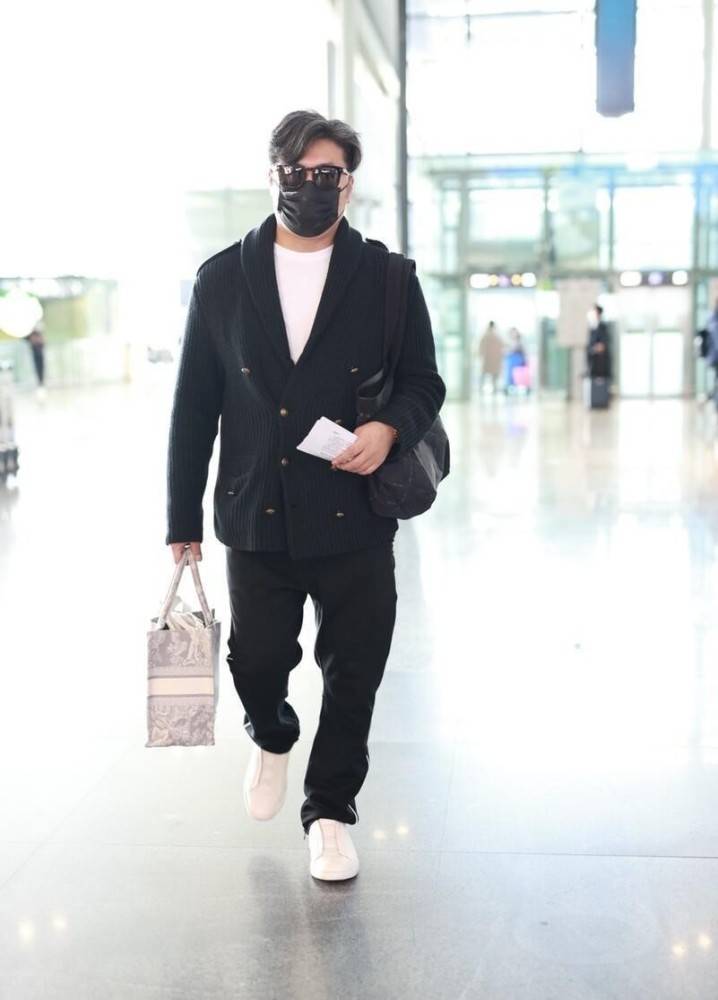 王岳伦 王岳伦和女友出行挺高调，穿针织衫配运动裤，有中年休闲感了