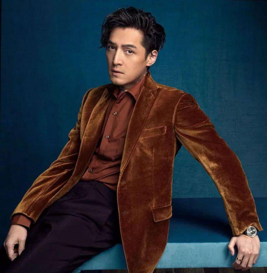 发型有颜任性!《攀登者》南京路演,胡歌长发再成焦点