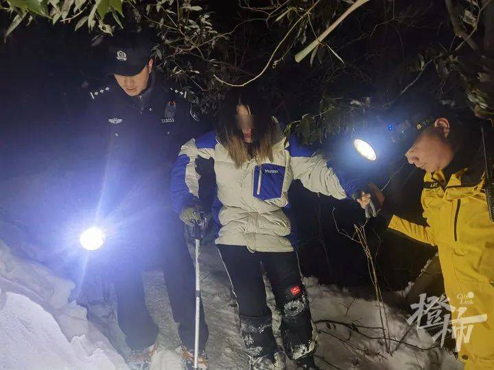 赏雪|一对男女游客赏雪失联，警方和救援组织连夜上山搜救