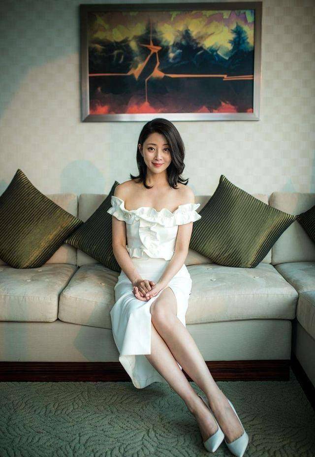 黑色 殷桃气质真的没得挑，穿无袖毛衣走机场，挡不住的高级感