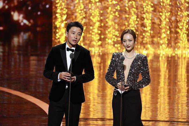 王鸥 王鸥长相气质都有古典美，穿开叉裙越大气越好看