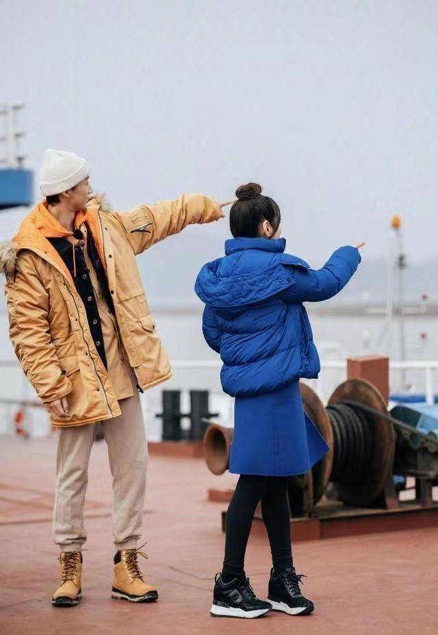 材质 杨钰莹扎丸子头好娇嫩,穿毛衣裙也要秀出细腿,身材太高级了