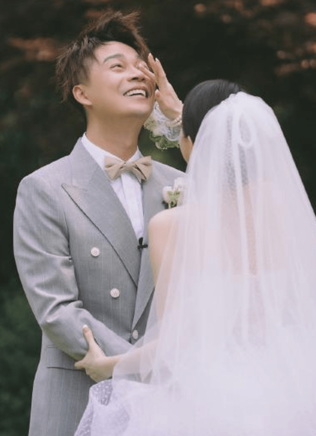 主持人沈涛送老婆豪礼护肤品塞满冰箱撒娇索吻女方气质出众