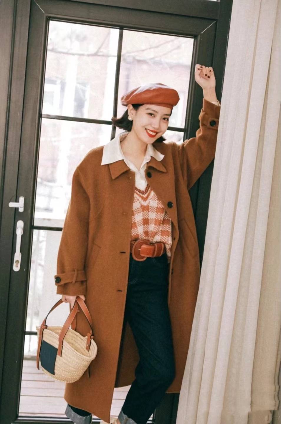 细节 春日复古范,就选“红蓝撞色”,俏皮又精致,做个不一样的姑娘