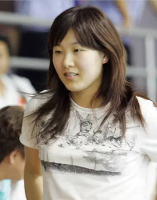 14岁的跳水冠军伏明霞24岁嫁50岁富豪如今43岁竟还想生第4胎