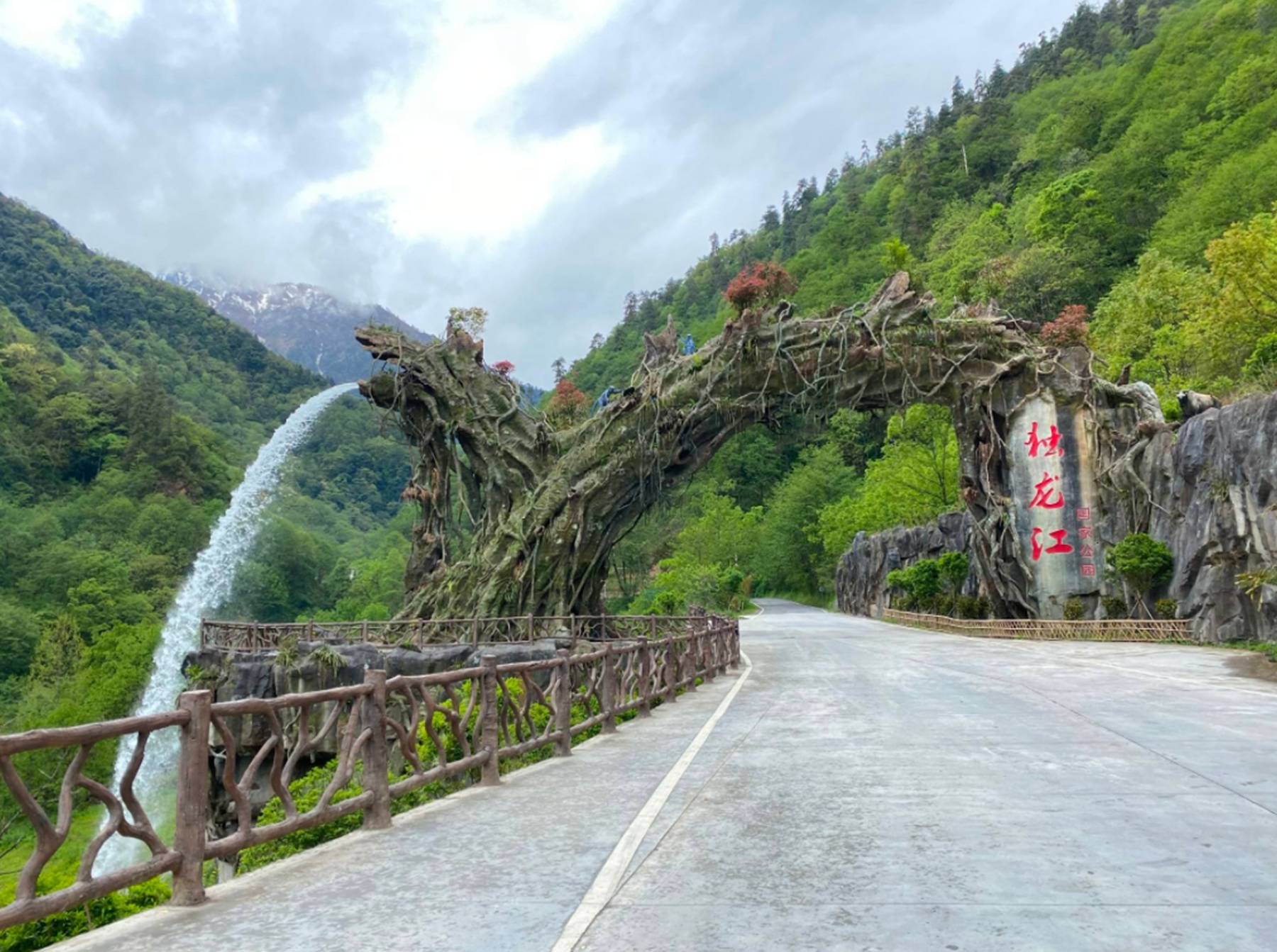 原创67云南独龙江公路连续27公里长下坡10年坠车超千辆百余人丧命