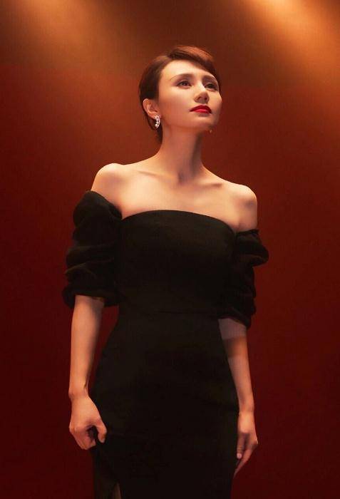 尽管之前在《港囧》中,赵薇也有参演,但是毕竟电影还是徐峥和包贝尔的