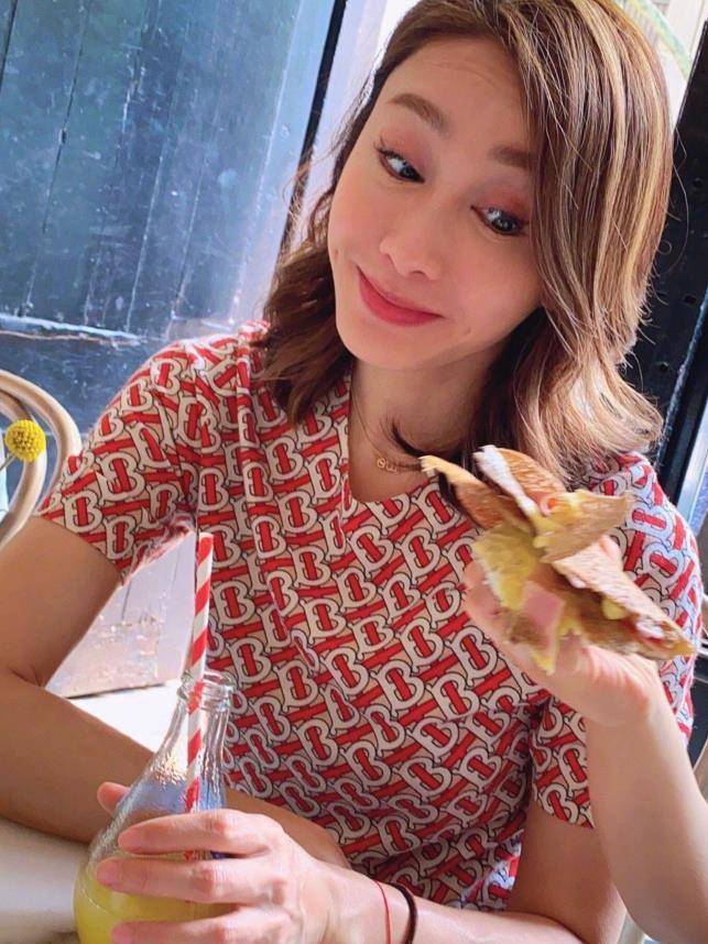 女神48岁黎姿情人节晒照美貌依旧，双手青筋暴起，暴露老态