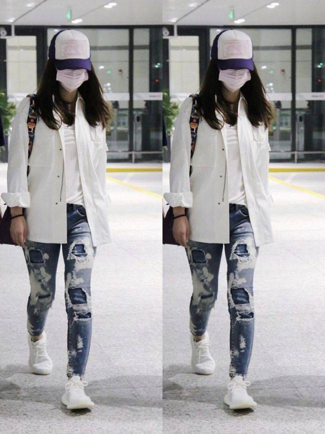 感觉 林心如穿黑色星星衬衫配黑西装,妆容淡雅好低调