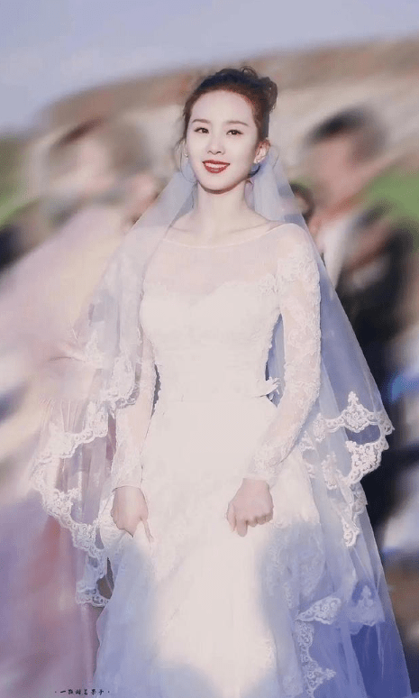 美貌 沈梦辰领证后美貌营业，穿白衬衫牛仔裤难掩恩爱范，这状态真好