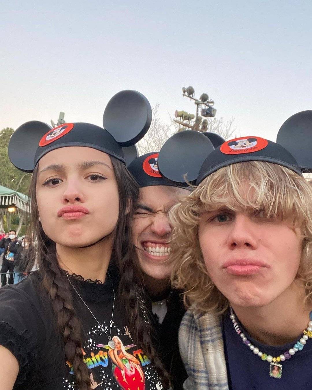 olivia rodrigo晒照,与好友conan gray和the kid laroi同游迪士尼乐园