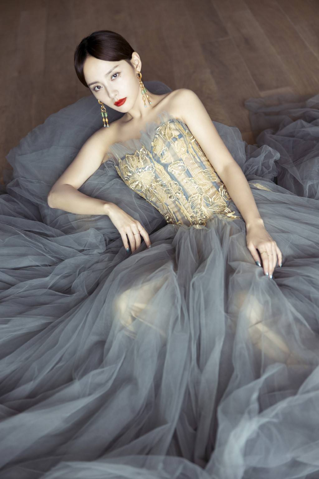 血色 张嘉倪哪像俩孩子的妈,穿修身裙后背只有几根带子,线条感太强了