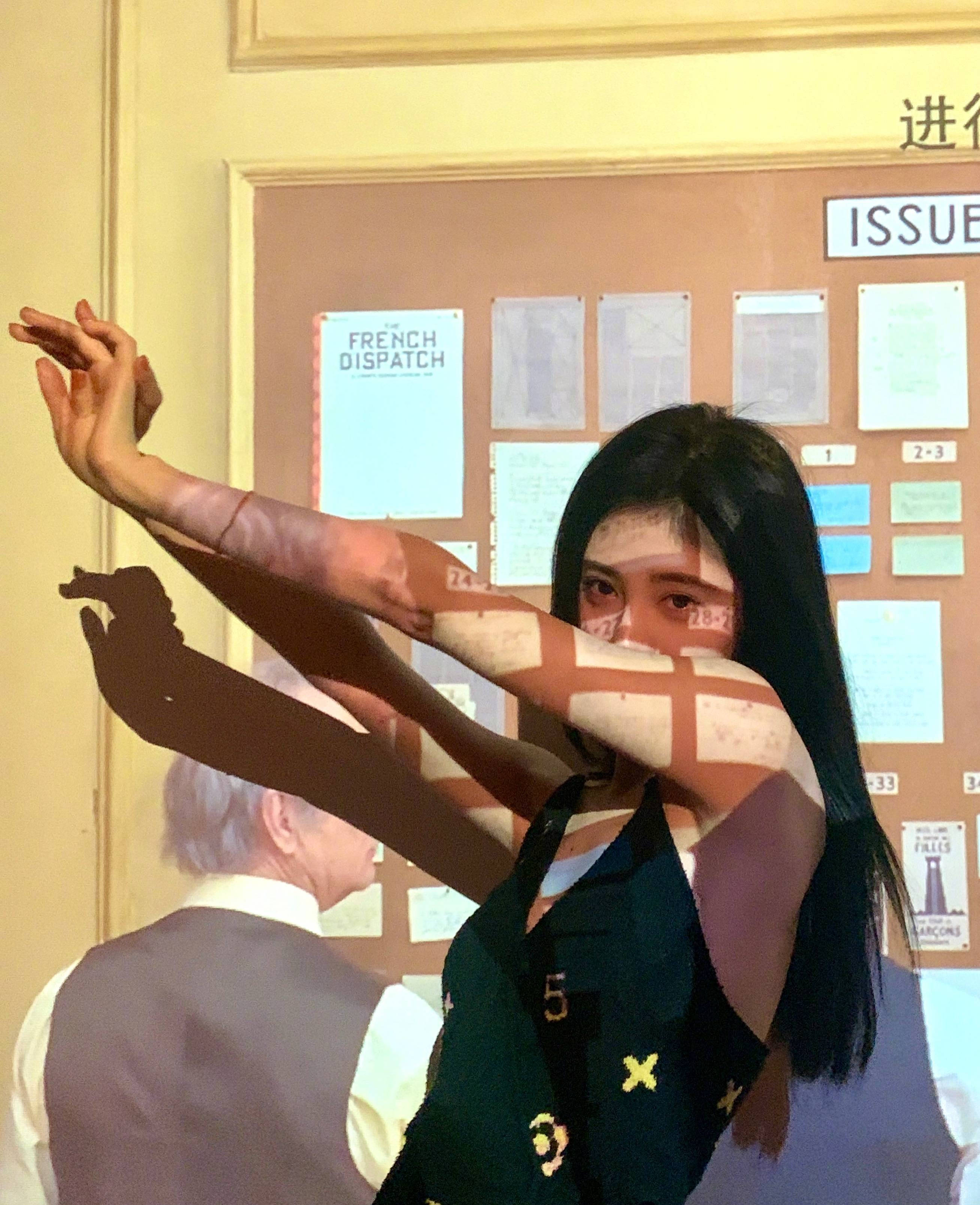 鞠婧祎复古造型眼波流转 皮肤白皙透亮氛围感拉满