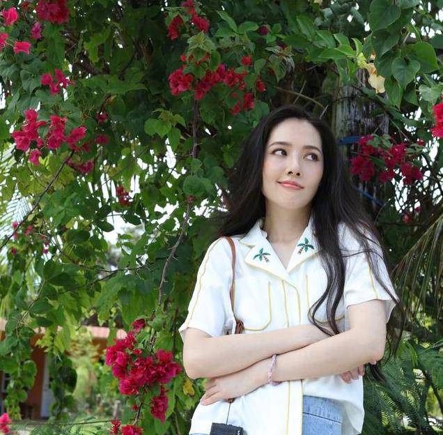 一身 向佐夫妇最新路透照！郭碧婷穿学院风元气满满，35岁嫩回25岁