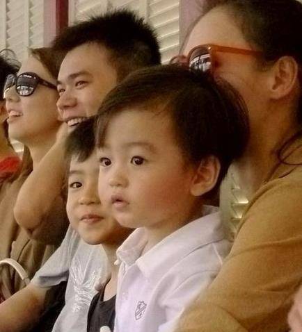 谢振南已经褪去了童年的婴儿肥,五官更亮,身高也高了很多