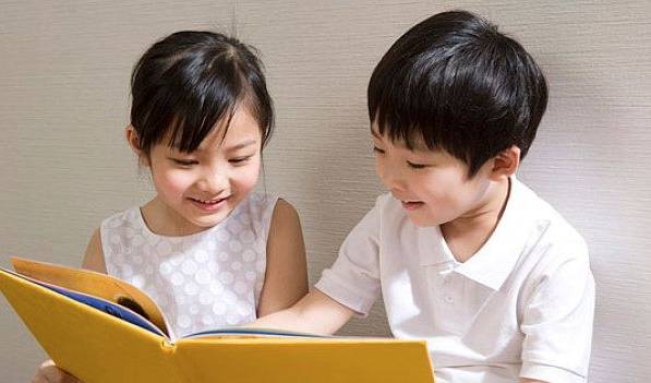 家长|很粘人的哥哥走红，写作业把妹妹放书桌旮旯，妹妹乖巧像洋娃娃