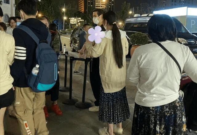 廓形 郭碧婷变黏人精带女儿探班,罕见穿貂却翻车,全程捧肚比向佐还胖