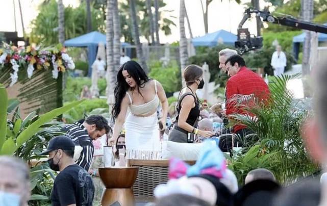 身材 水果姐素颜出门!1岁女儿穿粉裙超可爱,一头金发遗传了精灵王子