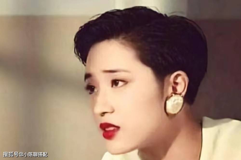 卷发50+女人如何远离土气感？想要贵气和优雅，选对发型就够了