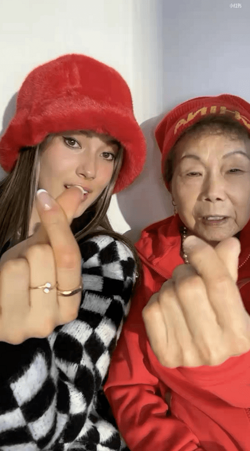 黑色 谷爱凌86岁奶奶首次直播！穿中国红戴大金表比孙女还潮，状态超好