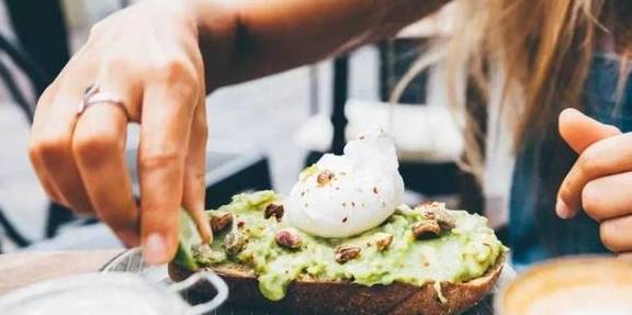 Daily|横跨30年，13个研究：吃早餐的人，更容易变胖……