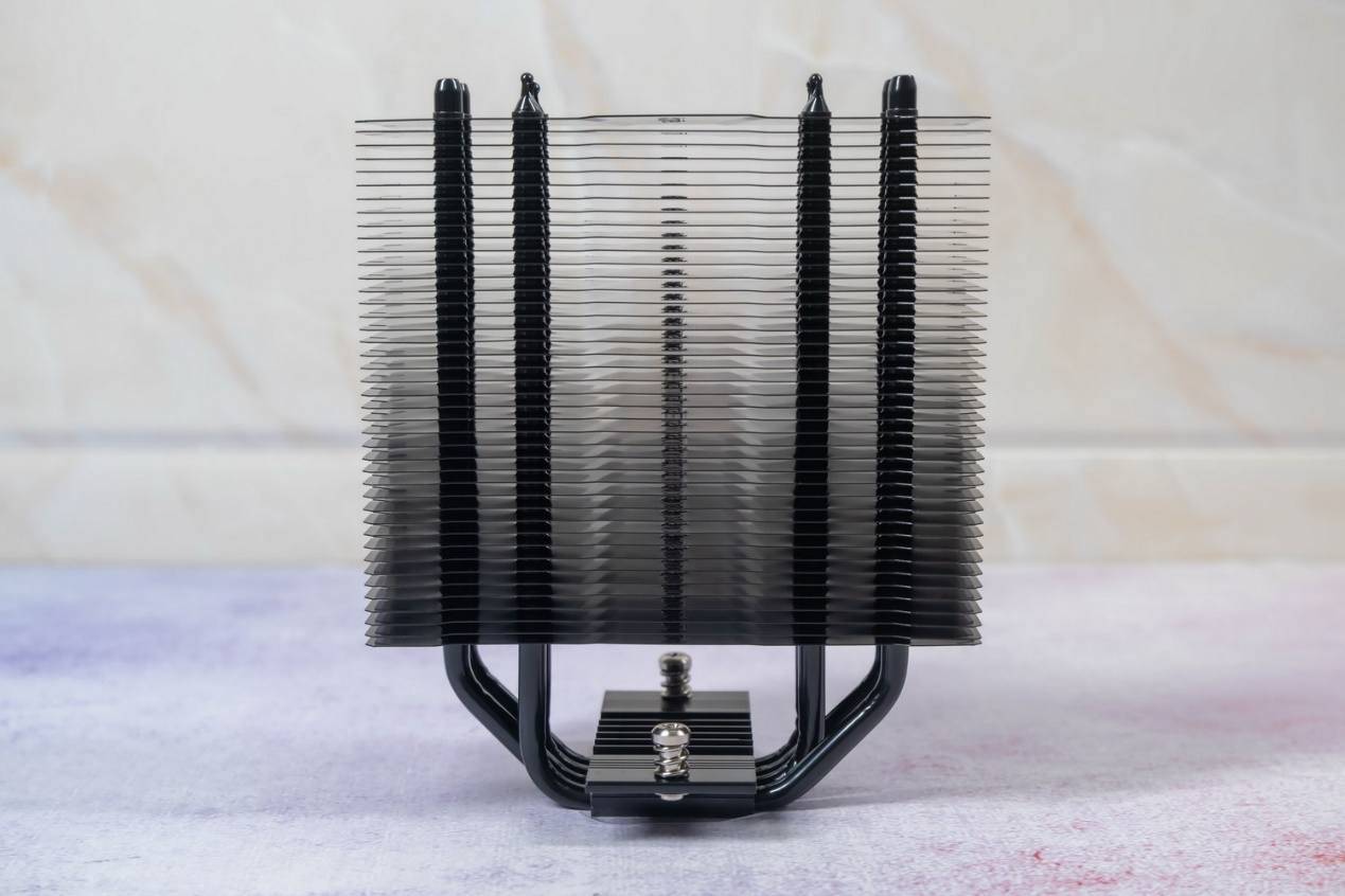 超频三东海r4000散热器具有42片黑化纯铝鳍片,排列非常整齐细密.