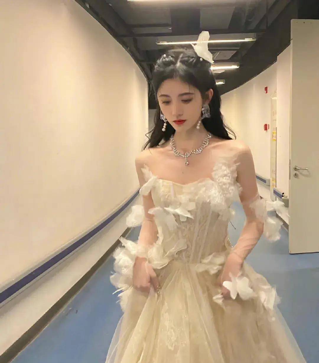 直角鞠婧祎罕见无刘海照曝光！用玻酸注射肩膀？为了美也太狠了
