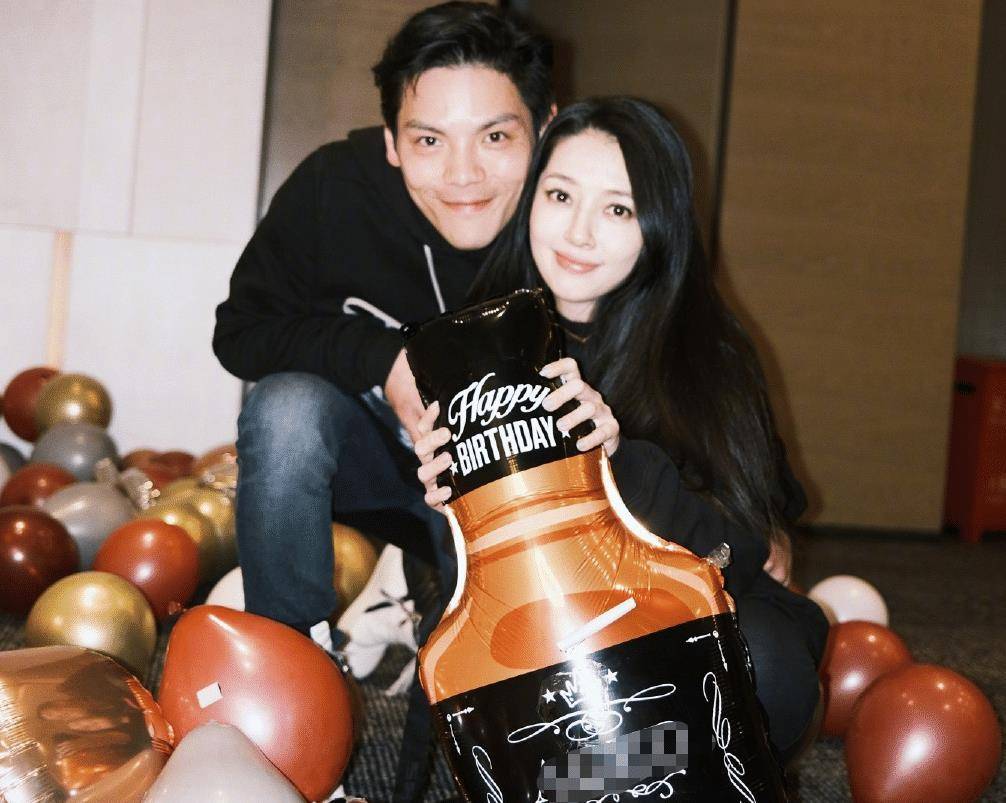 郭碧婷|向佐夫妇逛街被遇！郭碧婷身材臃肿手护腹部，被猜怀二胎六七个月