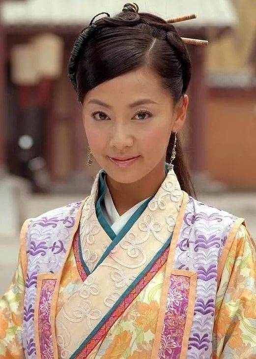 她靠演古装剧而成名,33岁时嫁给张卫健,如今48岁依然美如初