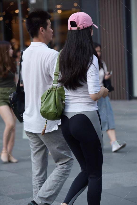 青春 健美裤搭配修身上衣,穿出健美好身材,时尚休闲又显青春的活力