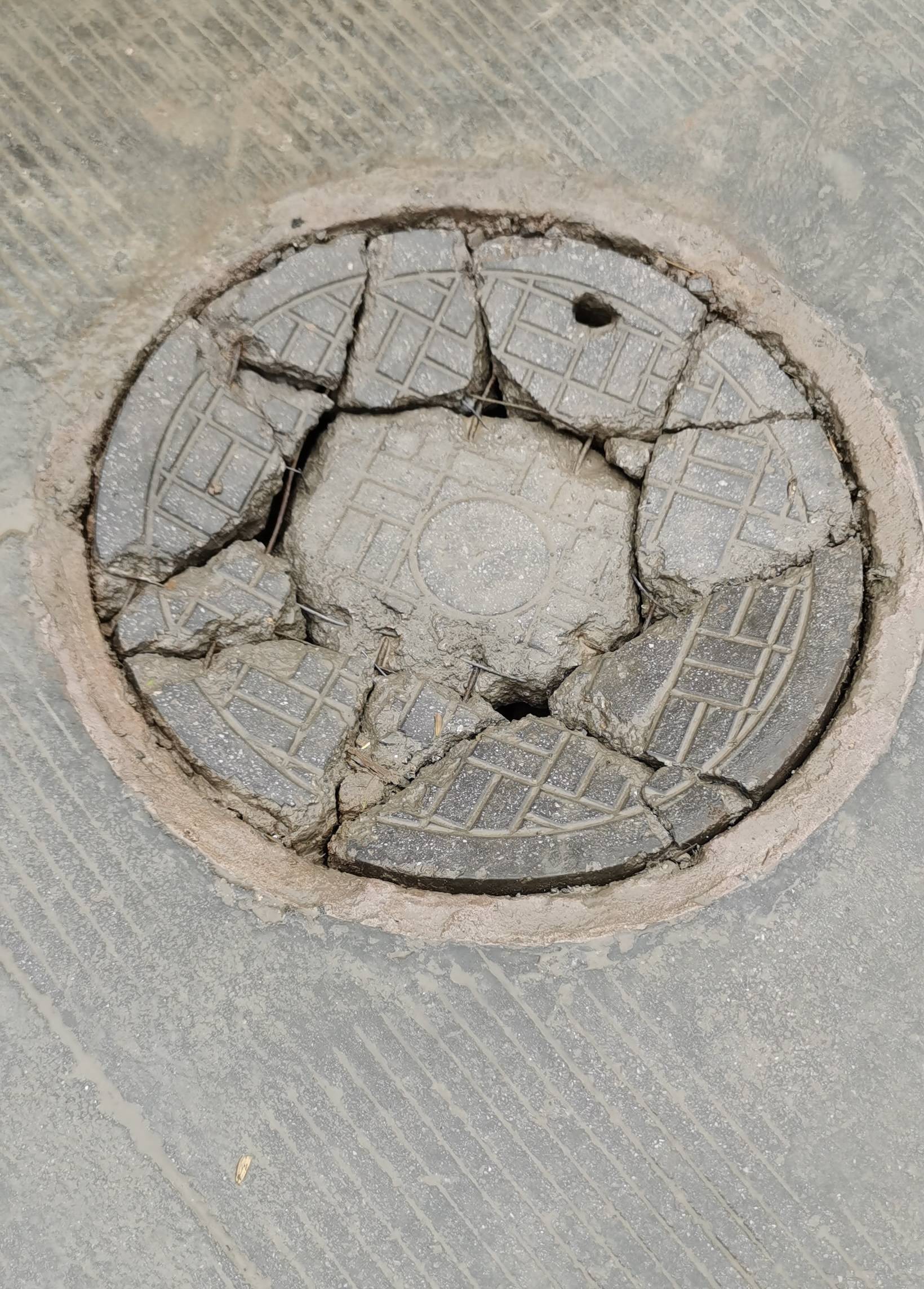 贵阳南明区一小区外井盖破裂存隐患,街道办协调解民忧!