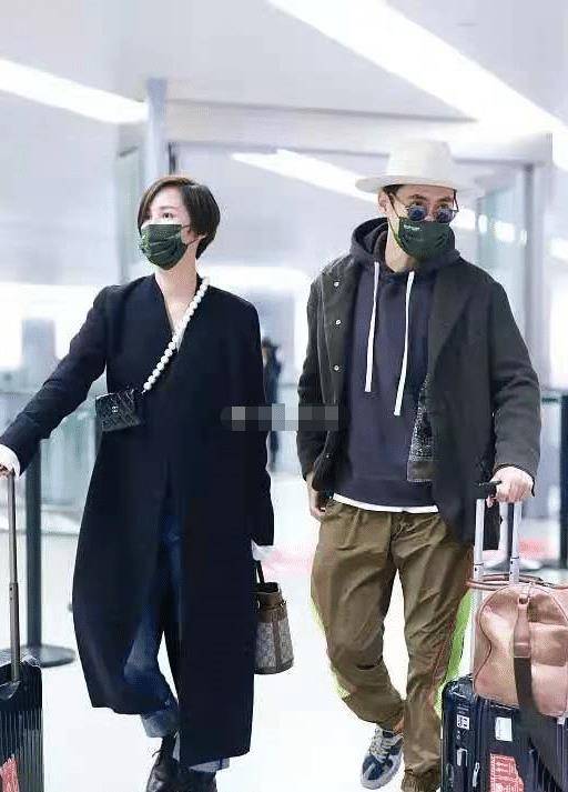 个性 二姐张歆艺携老公袁弘走机场,个性短发配黑色大衣,显瘦效果好