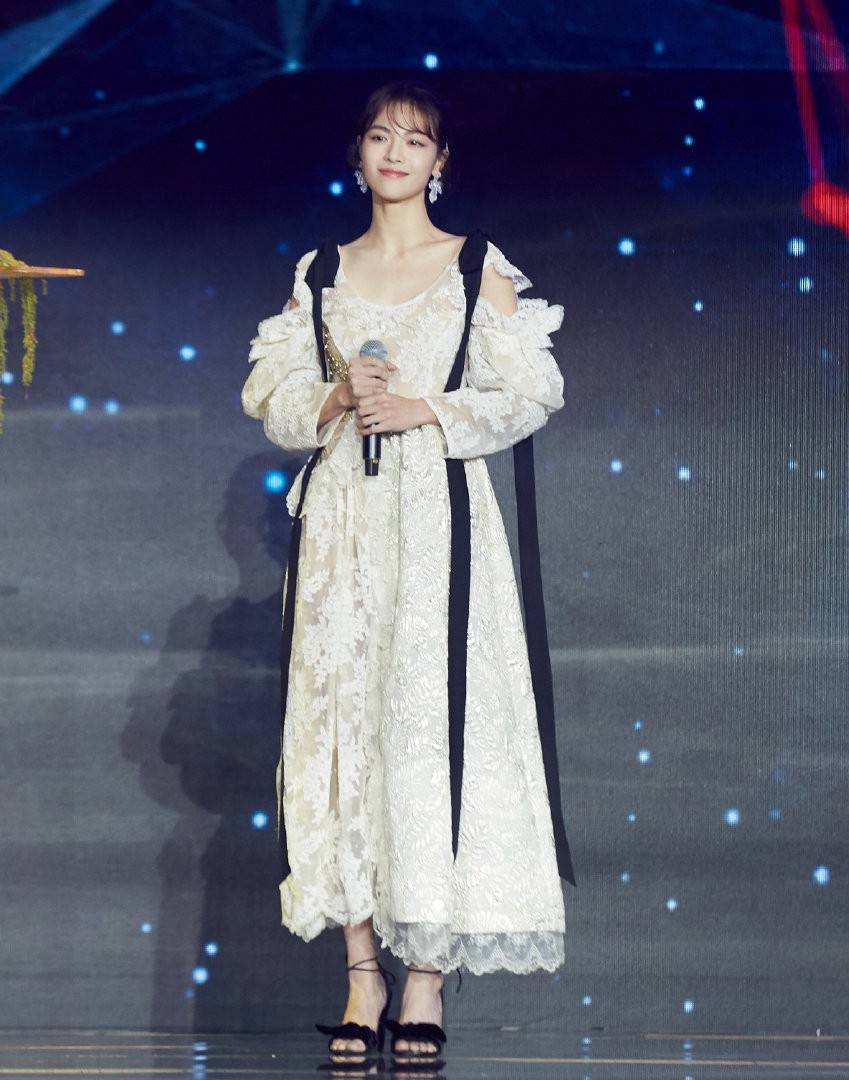 钟楚曦 她演的聂小倩一袭红色纱裙，今穿背心工装裤，配酒红色口红超霸气