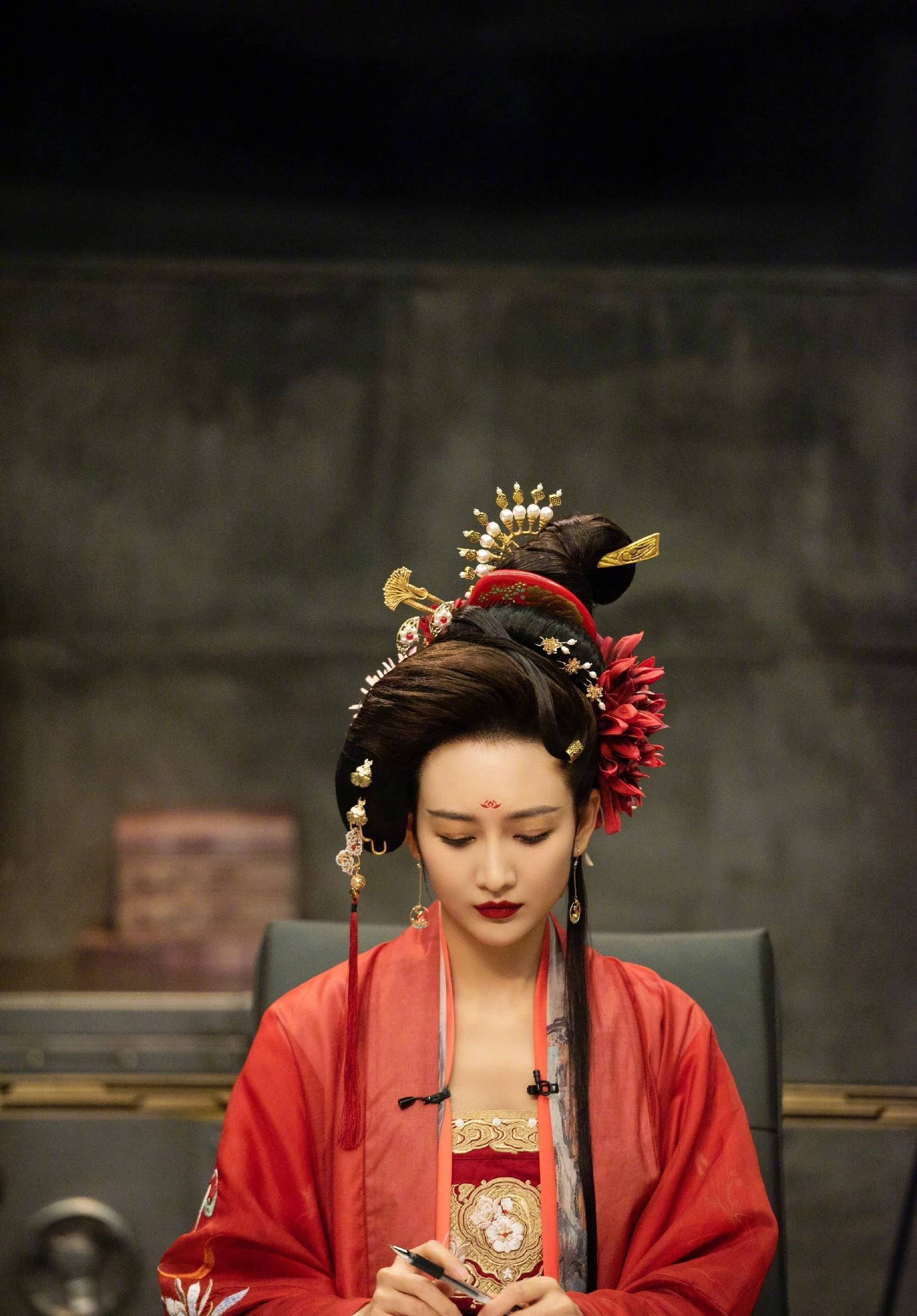 王鸥一身金丝红装持圆扇眼波流转妩媚又性感