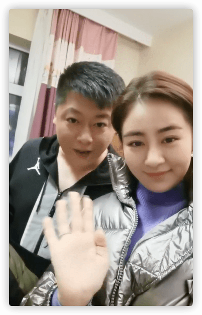 乡爱王小蒙惹争议，戏外紧搂谢永强姿势太亲密，双方现实各有家庭