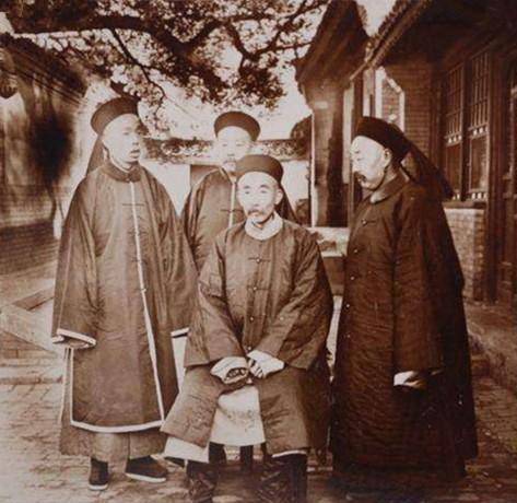端郡王载漪旧照(中间坐者)光绪二十五年(公元1899年)12月24日,慈禧