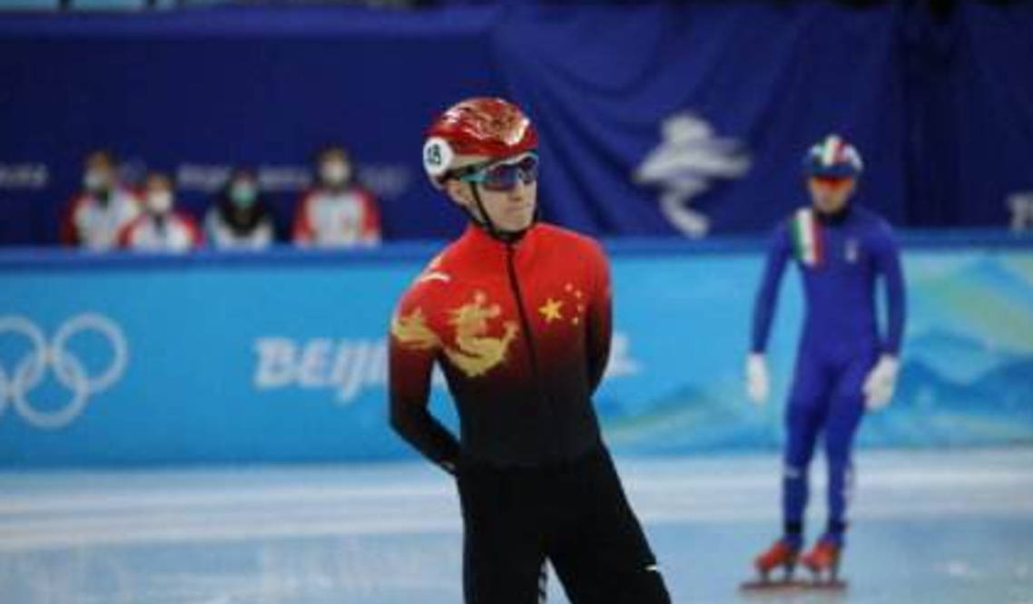 米乐M6 M6米乐感动！武大靖决赛体力消耗太大！不忘卡位对手为任子威开路夺金！(图3)