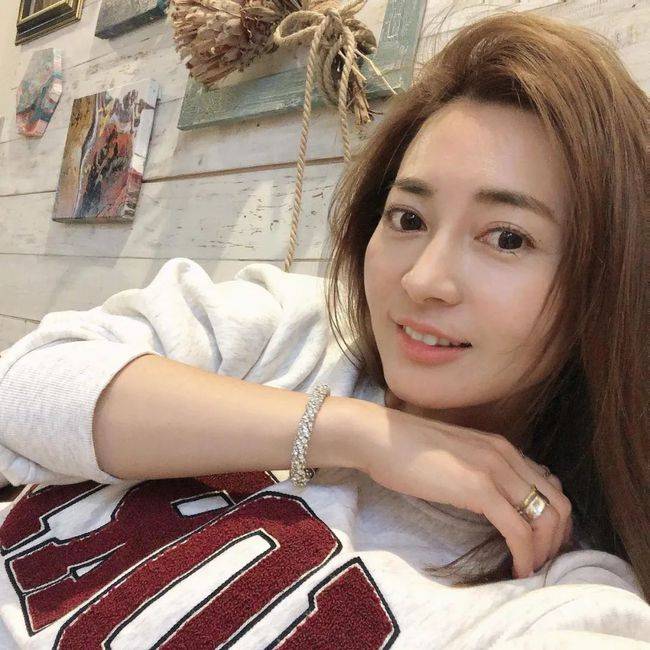 白色卫衣 波点半身裙 新山千春 日本 时尚